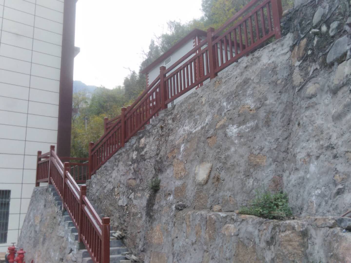 玻璃鋼仿木護欄山區安裝現場